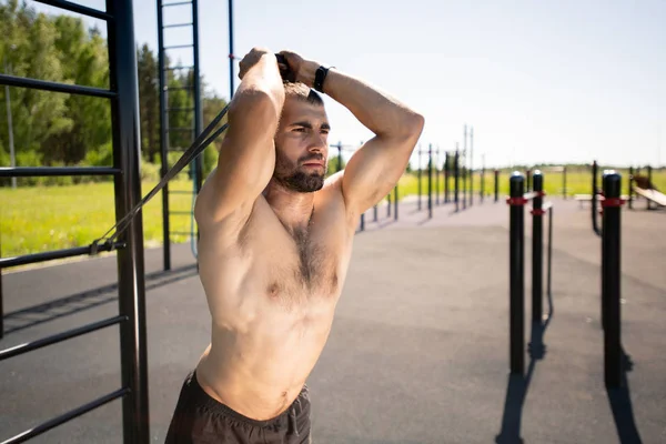 Jonge Topless Sportman Holding Stretching Weerstandsband Tijdens Het Sporten Door — Stockfoto