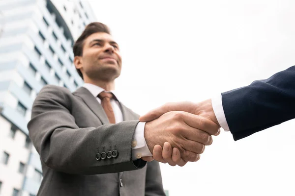 Handshake Parceiros Negócios Contemporâneos Apertando Mãos Livre Fundo Arquitetura Moderna — Fotografia de Stock