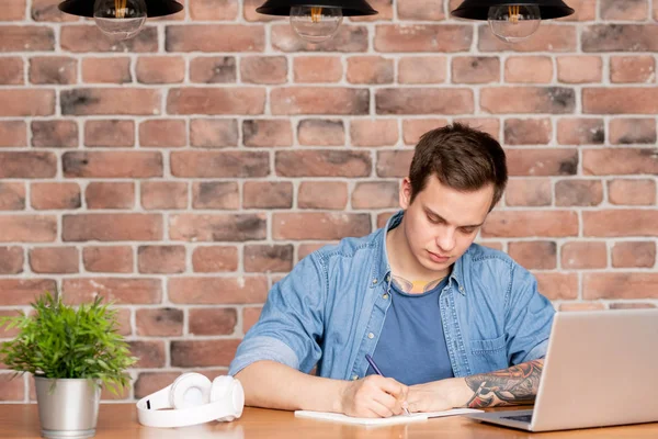 Homme Hipster Occupé Sérieux Avec Tatouage Sur Bras Assis Table — Photo