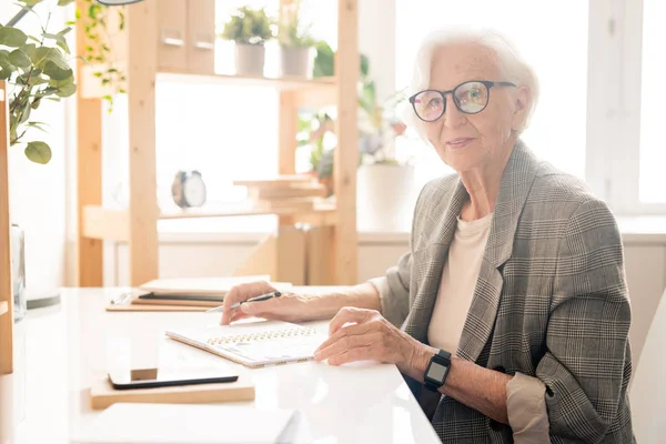 Mujer Anciana Exitosa Anteojos Ropa Formal Mirándote Mientras Estás Sentada — Foto de Stock