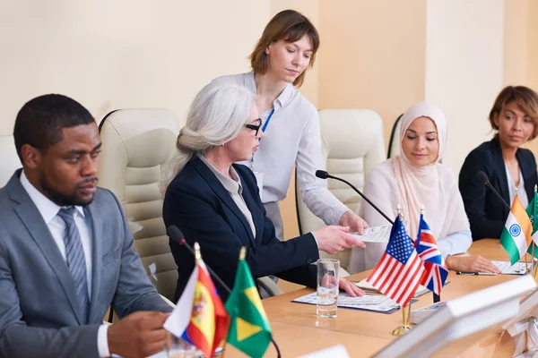 Joven Secretaria Dando Documentos Uno Los Delegados Interculturales Conferencia Antes — Foto de Stock