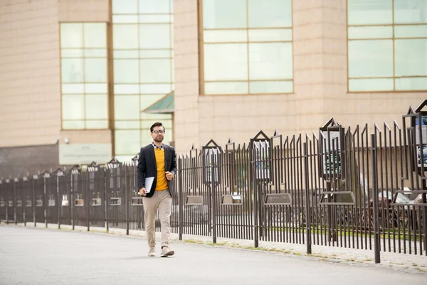 Joven Hombre Elegante Elegante Paseo Casual Largo Valla Con Arquitectura — Foto de Stock