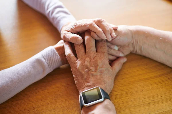 Mãos Homem Mulher Seniores Afetuosos Mesa Madeira Simbolizando União Amor — Fotografia de Stock