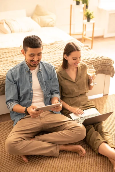 Två Unga Samtida Människor Casualwear Sitter Golvet Sängen När Använder — Stockfoto