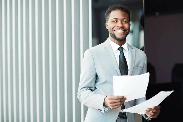 Joven Financiero Africano Exitoso Banquero Con Papeles Mirándote Mientras Estás —  Fotos de Stock