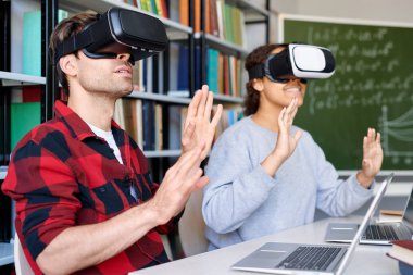 Üniversitede dersinde sanal dünyada inanılmaz şeyler dokunan vr gözlük iki hayran sınıf arkadaşları