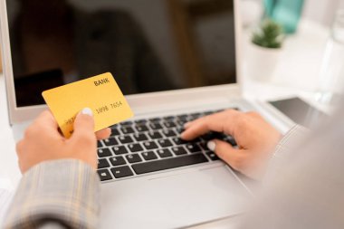 Modern iş kadını işyerinde online alışverişte sipariş yaptıktan sonra plastik karttan kişisel verileri girerek