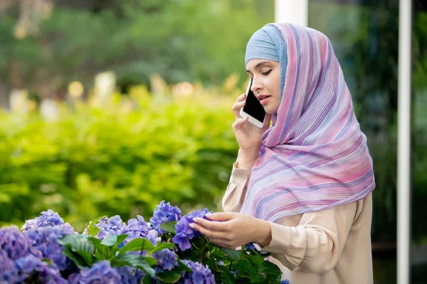 Mujer Musulmana Joven Hijab Hablando Con Alguien Teléfono Inteligente Mientras —  Fotos de Stock