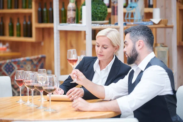 Zwei Kellerexperten Diskutieren Die Besonderheiten Neuer Weinsorten Keller Während Einer — Stockfoto