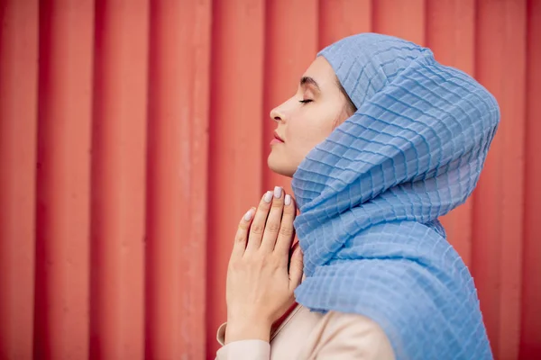 Vista Lateral Mujer Religiosa Árabe Hiyab Orando Con Las Manos —  Fotos de Stock