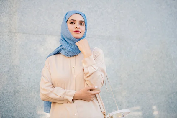 Mladá Poklidná Žena Hidžábu Přesnoji Stojící Zdi Moderní Budovy Městském — Stock fotografie