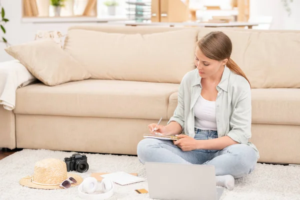 Young Serious Woman Casualwear Sitting Floor Front Laptop Making List — Stock Photo, Image