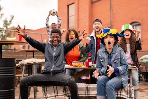 Excited Young Intercultural Friends Beer Snack Cheering Team While Watching — Stock Photo, Image