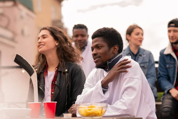 Jóvenes Aficionados Hockey Intercultural Viendo Partido Transmitido Mientras Toman Bebidas —  Fotos de Stock