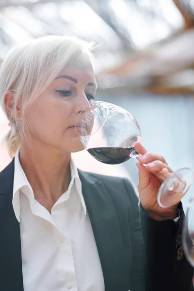 Pretty Kadın Profesyonel Sommelier Bokal Lezzet Koku Kırmızı Şarap Kalitesi — Stok fotoğraf