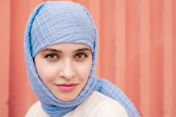 Joven Mujer Islámica Serena Hijab Azul Mirándote Mientras Posando Aislamiento —  Fotos de Stock