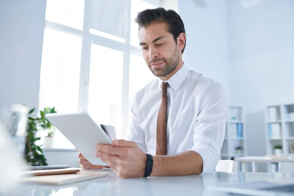 Jovem Empresário Com Tablet Sentado Escritório Analisando Procurando Dados Rede — Fotografia de Stock