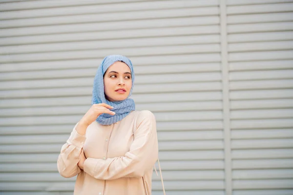 Calma Joven Musulmana Hijab Esperando Taxi Alguien Mientras Está Pie —  Fotos de Stock