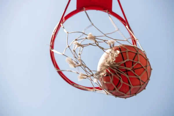 Vista Dal Basso Della Palla Nella Rete Basket Con Cielo — Foto Stock