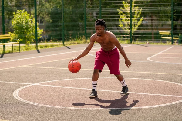 Jonge Shirtles Basketbalspeler Bewegende Speeltuin Tijdens Het Sporten Met Bal — Stockfoto