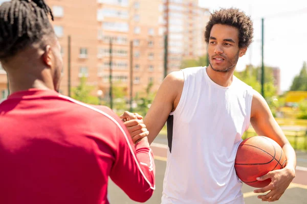 Jeune Sportif Interculturel Avec Balle Serrant Main Son Compagnon Jeu — Photo