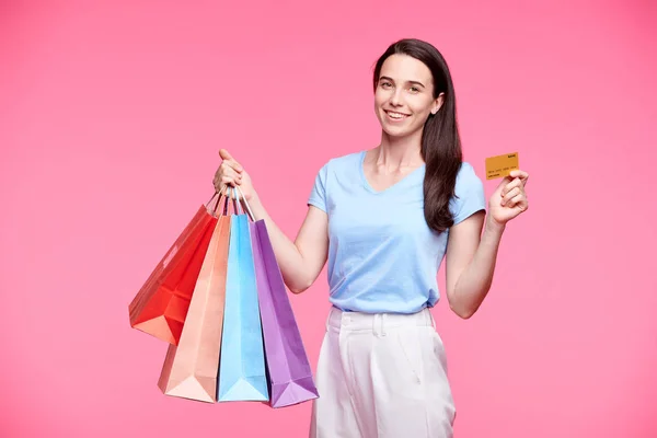 Happy Young Casual Vrouw Met Paperbags Plastic Creditcard Biedt Met — Stockfoto