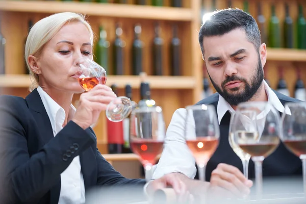 Cavistas Masculinos Femeninos Trabajando Con Muestras Nuevos Tipos Vino Frente —  Fotos de Stock