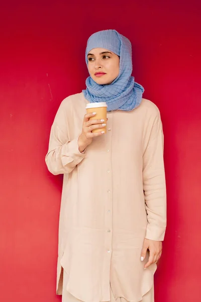 Giovane Donna Araba Elegante Hijab Casualwear Avendo Bevanda Calda Mentre — Foto Stock