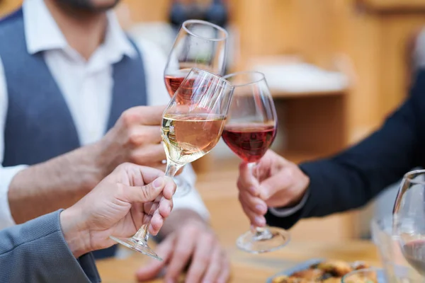 Tres Humanos Tintinean Con Tipos Vino Varoius Mientras Hacen Tostadas — Foto de Stock