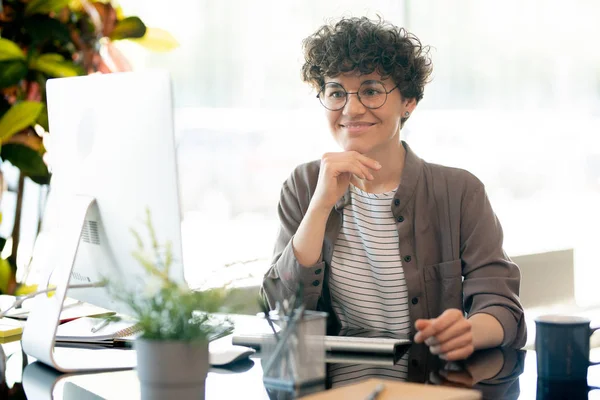 Ofiste Çalışırken Bilgisayar Ekranında Online Video Izlerken Akıllı Rahat Mutlu — Stok fotoğraf