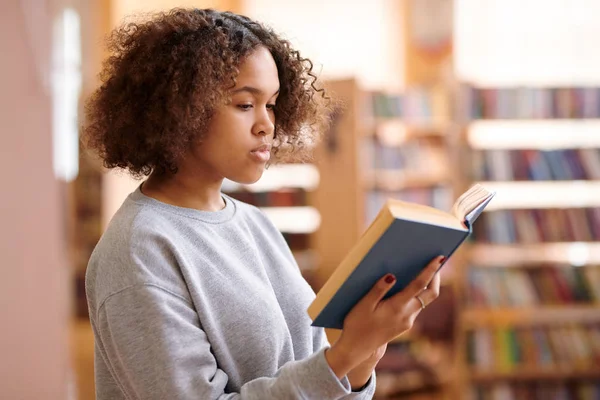 Estudiante Bastante Universitaria Ropa Casual Leyendo Interesante Libro Mientras Visita — Foto de Stock