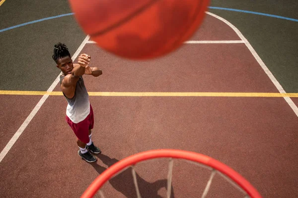 Afrykański Młody Sportowiec Rzucając Piłkę Koszyku Stojąc Dworze Podczas Treningu — Zdjęcie stockowe