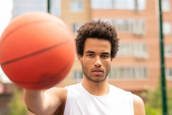 Jonge Serieuze Basketbalspeler Die Naar Kijkt Terwijl Bal Passeert Mand — Stockfoto