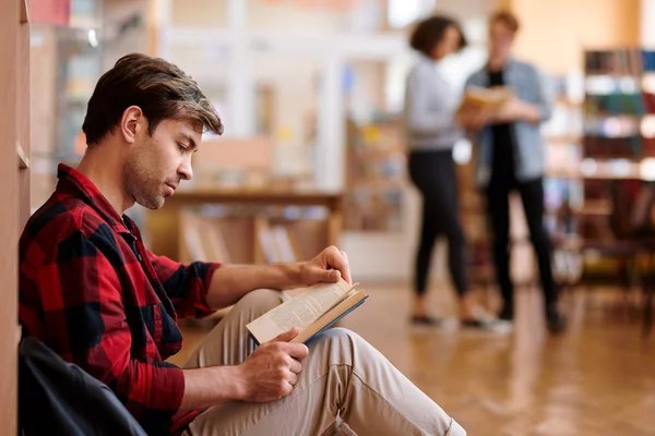 Studente Serio Che Concentra Sulla Lettura Del Libro Biblioteca Mentre — Foto Stock