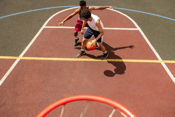 Młody Koszykarz Stara Się Bronić Piłki Przed Atakiem Rywala Podczas — Zdjęcie stockowe