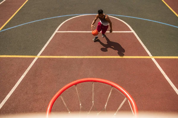 Jonge Professionele Basketbalspeler Met Bal Loopt Naar Beneden Court Terwijl — Stockfoto