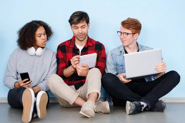 One Students Showing His Ideas Notepad While Explaining Details Groupmates — Stock Photo, Image