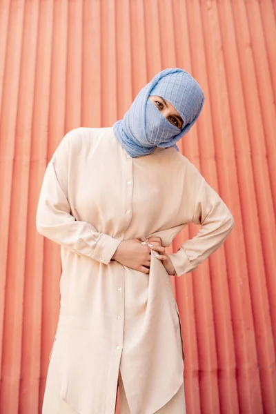 Joven Musulmana Hembra Con Cara Oculta Detrás Hijab Azul Pie — Foto de Stock