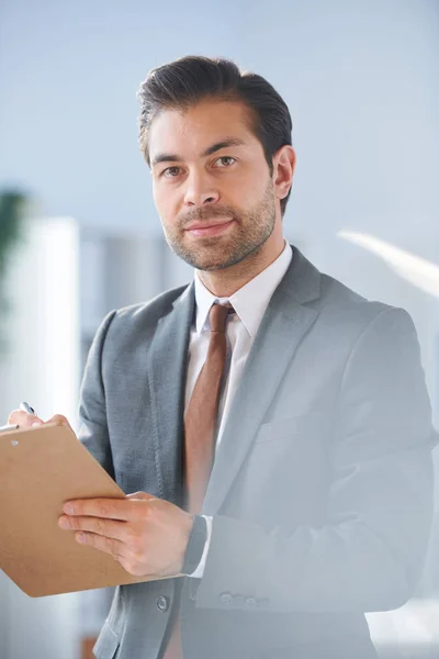 Jeune Directeur Entreprise Prospère Vous Regardant Tout Signant Document — Photo