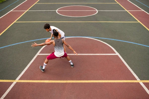 Νεαρός Αθλητής Που Κουβαλάει Μπάλα Ενώ Προσπαθεί Πετάξει Πάνω Από — Φωτογραφία Αρχείου