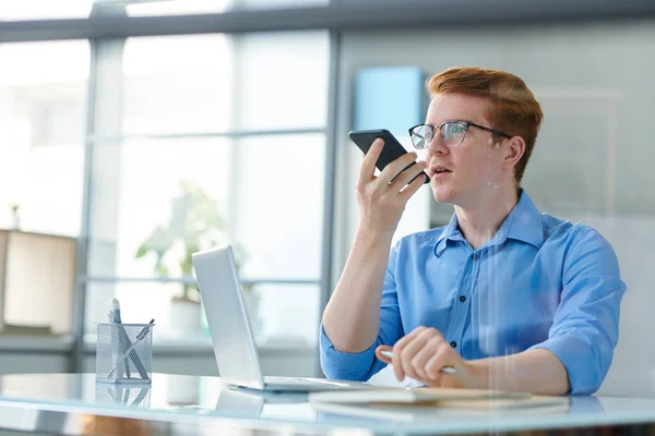 Joven Empleado Creativo Grabando Mensaje Voz Mientras Está Sentado Junto — Foto de Stock