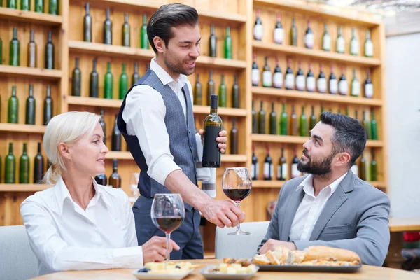 Jovem Garçom Elegante Barman Recomendando Seus Clientes Novo Tipo Vinho — Fotografia de Stock