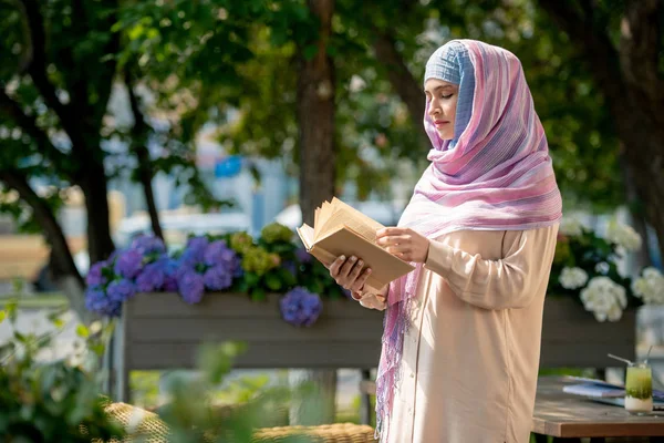 Casual Jonge Vrouw Hijab Zoek Door Boek Terwijl Tijd Doorbrengen — Stockfoto