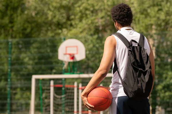 Ung Basketspelare Med Boll Redo För Spel Stående Domstol Eller — Stockfoto