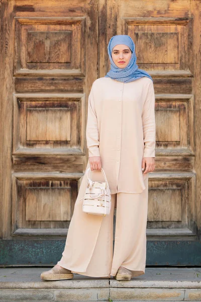 Mujer Musulmana Bastante Joven Hijab Elegante Traje Casual Con Bolso —  Fotos de Stock