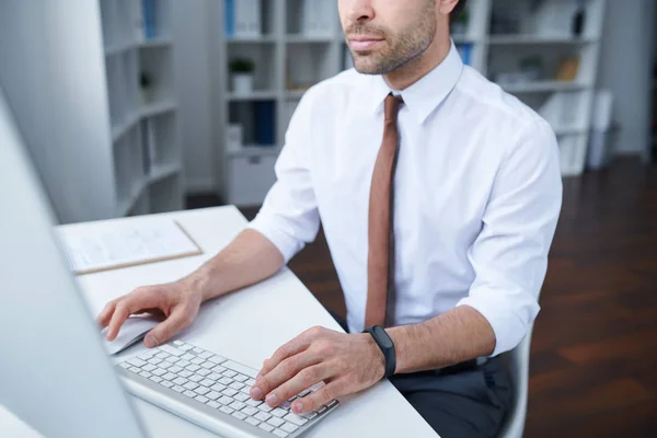 Jonge Elegante Creatieve Ontwerper Analist Zittend Bureau Voor Computerscherm Surfen — Stockfoto