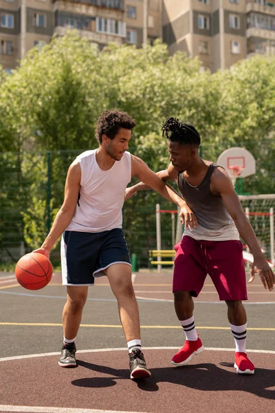 Dois Companheiros Basquete Interculturais Jogando Treinando Quadra Dia Verão Ambiente — Fotografia de Stock