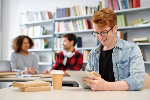 Ragazzo Intelligente Casualwear Scorrimento Tablet Durante Navigazione Rete Pausa Aula — Foto Stock