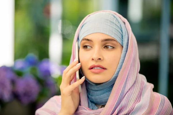 Perempuan Muslim Muda Berhijab Berbicara Telepon Pintar Luar Ruangan Sambil — Stok Foto