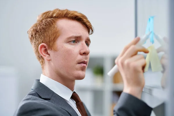 Young Confident Business Financial Expert Pointing Note Board While Reading — Stock Photo, Image